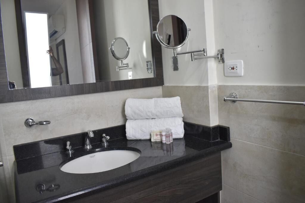 Familie vierpersoonskamer | Badkamer | Een douche, handdoeken