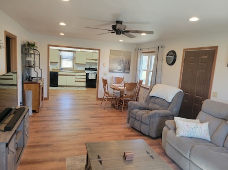 Smart TV, DVD player. Hillsboro Driftless Guesthouse is cozy and ready for you!