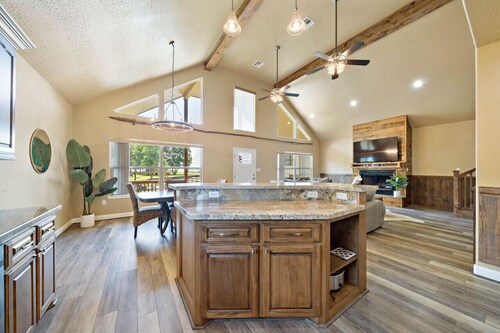 Livingston Landing: Pool, Games & Lake Views