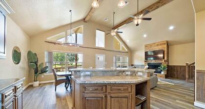 Livingston Landing: Pool, Games & Lake Views