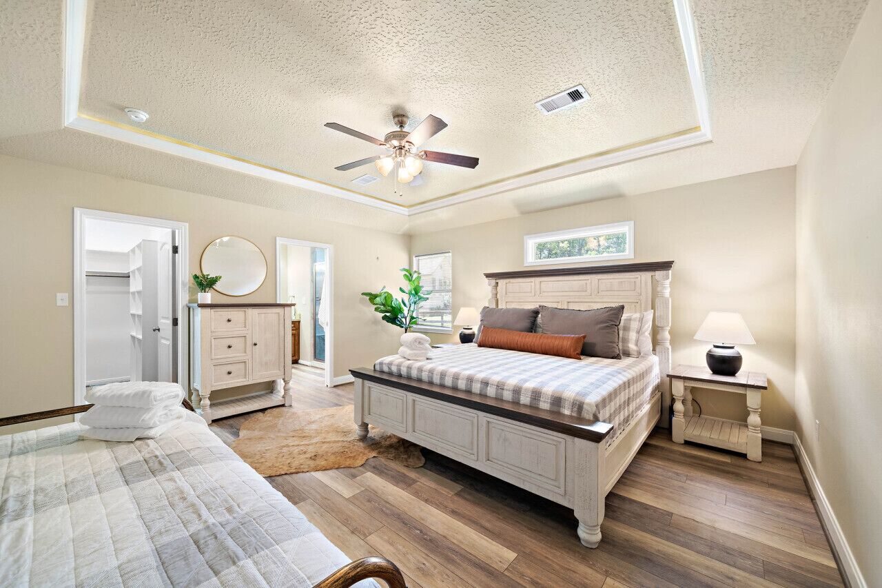 4 間睡房、書桌、熨斗/熨衫板、可攜式嬰兒床