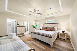 4 dormitorios, escritorio, tabla de planchar con plancha y cuna de viaje