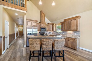 Kjøleskap, mikrobølgeovn, ovn og kokeplater