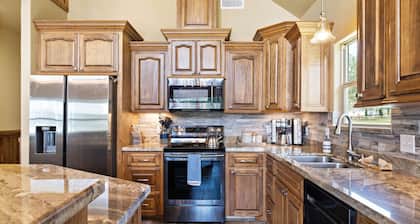 Livingston Landing: Pool, Games & Lake Views
