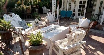 The Hen House: Enchanted Casita Near Downtown Phoenix