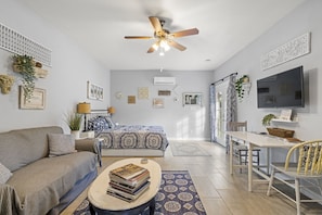 Smart TV, fireplace, DVD player, books - The Hen House: Enchanted Casita Near Downtown Phoenix (Phoenix)