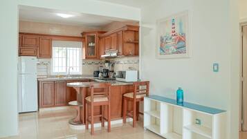 Full-sized fridge, microwave, oven, toaster