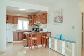 Lemari es besar, microwave, oven, dan pemanggang roti