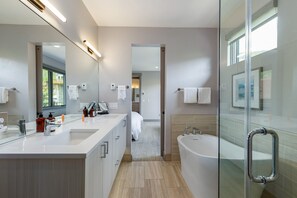 Een bad/douchecombinatie, een haardroger, handdoeken, shampoo