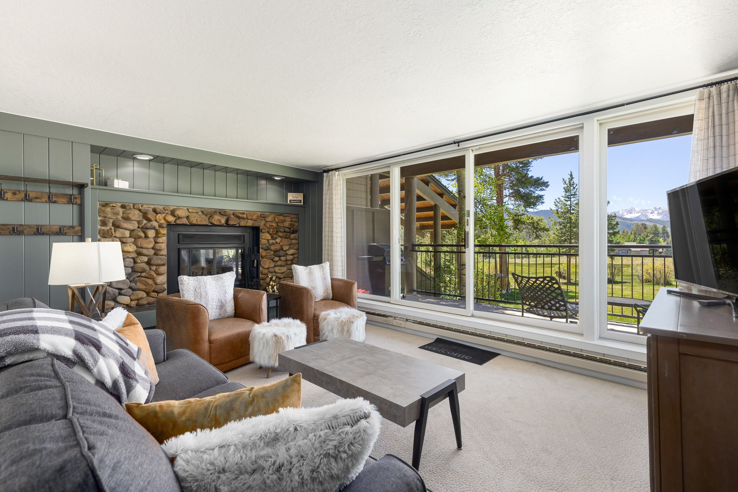 Spacious Condo w/ New Updates/Pool and Hot Tub Access/ On Shuttle Route to Slopes