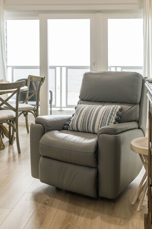 Smart TV, books - SEA SHANTY- Beachfront, Topnotch Comfort & Fully-Stocked! (Mexico Beach)