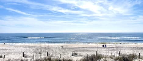 En la playa, camastros y toallas de playa