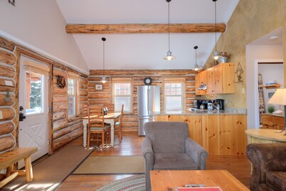 Ski-in/Ski-out home w/private hot tub in Moonlight Basin - Cowboy Heaven Cabin - Wild West