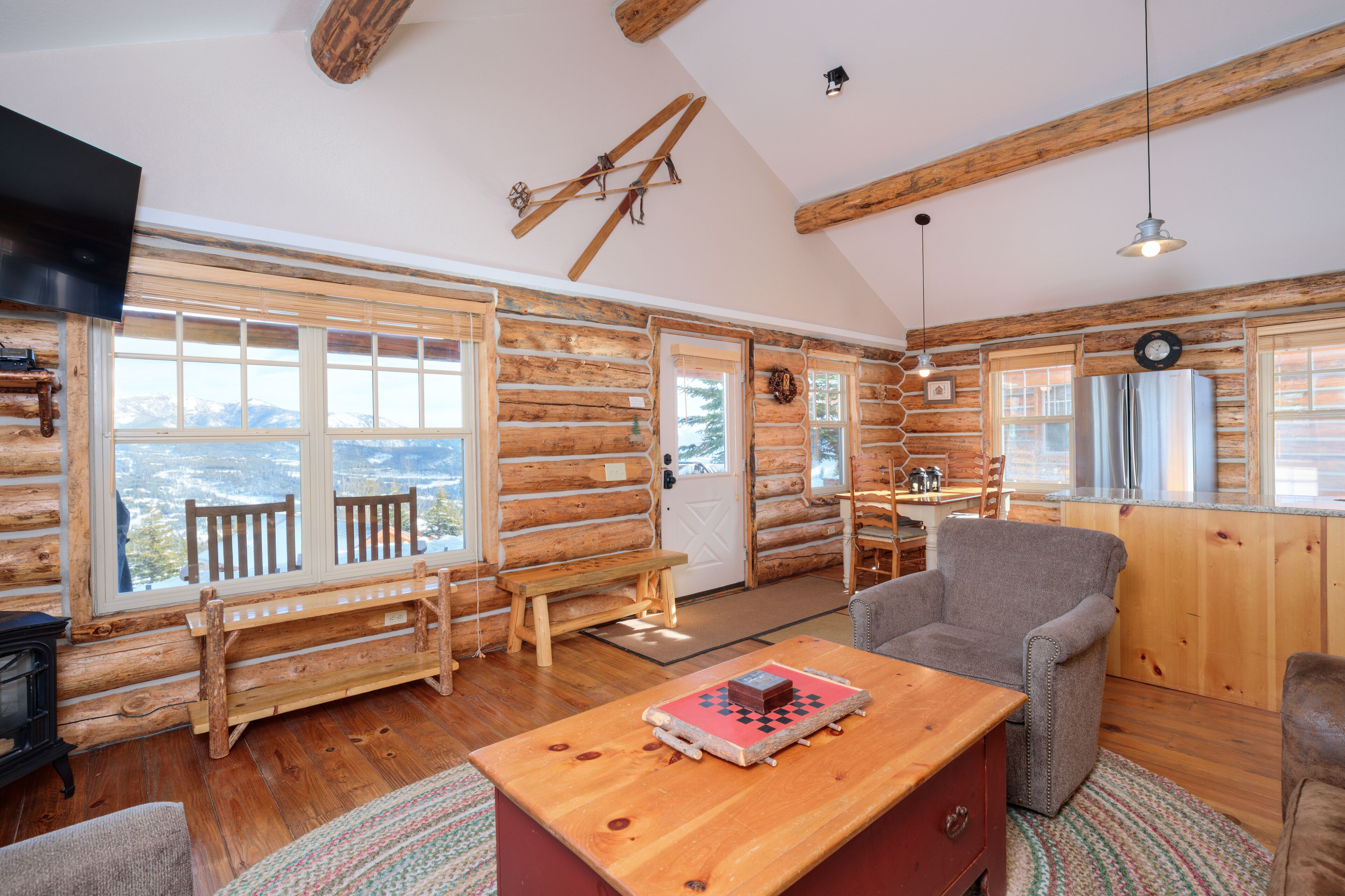 Una televisión, una chimenea