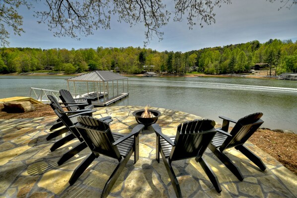 Terrace/patio - Picturesque Point on Beautiful Lake Nottely (Blairsville)
