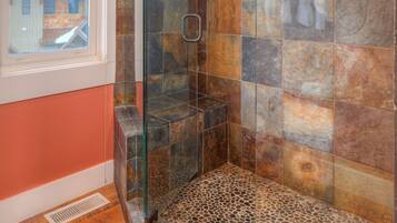 Combined shower/bathtub, eco-friendly toiletries, hair dryer, towels