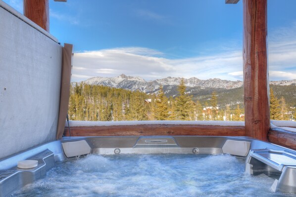 Outdoor spa tub - Ski-in/ski-out home w/private hot tub in Moonlight Basin - Saddle Ridge - Montana Mountain Chalet (Big Sky)