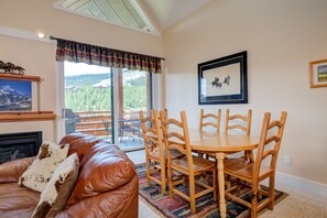 TV, fireplace - Ski-in/ski-out Moonlight Basin home w/private hot tub - Saddle Ridge - Iron Horse Haven Chalet (Big Sky)