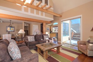 TV, fireplace - Ski-in/ski-out w/private hot tub in Moonlight basin - Saddle Ridge - Slopeside Luxury Chalet (Big Sky)