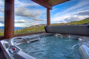 Outdoor spa tub - Ski-in/ski-out w/private hot tub in Moonlight basin - Saddle Ridge - Slopeside Luxury Chalet (Big Sky)