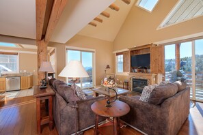 TV, fireplace - Ski-in/ski-out w/private hot tub in Moonlight basin - Saddle Ridge - Slopeside Luxury Chalet (Big Sky)