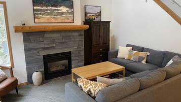 Una Smart TV, una chimenea