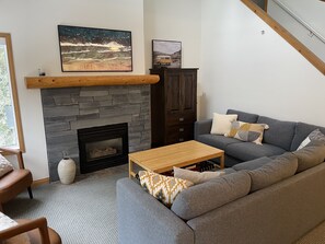 Una Smart TV, una chimenea