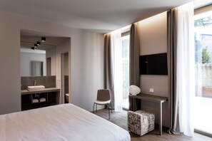 Superior Terrace | Frigobar, cofres nos quartos, individualmente mobiliados, escrivaninha