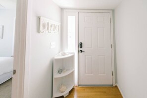 Interior - South End Sunset - Stones throw from Ocean & Sound (Wrightsville Beach)