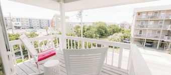 South End Sunset - Stones throw from Ocean & Sound