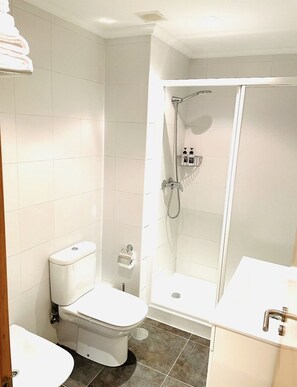 A modern bathroom with a toilet, shower, and sink. - LUNA-CENTRAL APARTMENT (Viveiro)