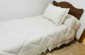 3 bedrooms, desk, iron/ironing board, bed sheets