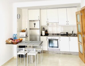 Frigorífico, microondas, horno y placa de cocina