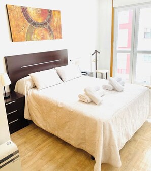 2 chambres, bureau, fer et planche à repasser, draps fournis
