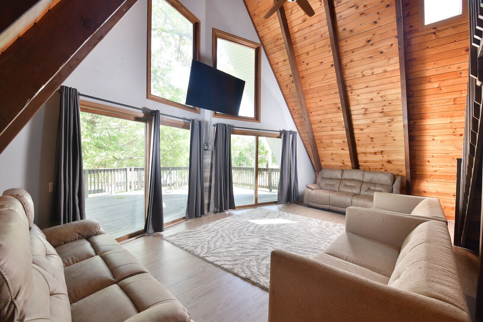18 person Villa located right across Lake Delton 