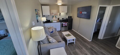 Shoreline Inn & Suites-new, modern! Right across from Battle Rock, ocean & beach