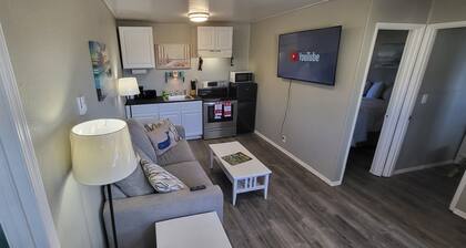 Shoreline Inn & Suites-new, modern! Right across from Battle Rock, ocean & beach