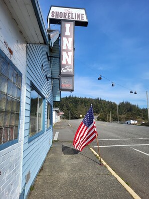 Ein Motel namens 'The Shoreline INN' mit einem Schild, das 'Freie Zimmer' anzeigt.