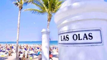 Ranta lÀhistöllÀ, aurinkotuoleja