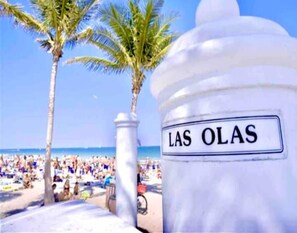 Playa en los alrededores y camastros