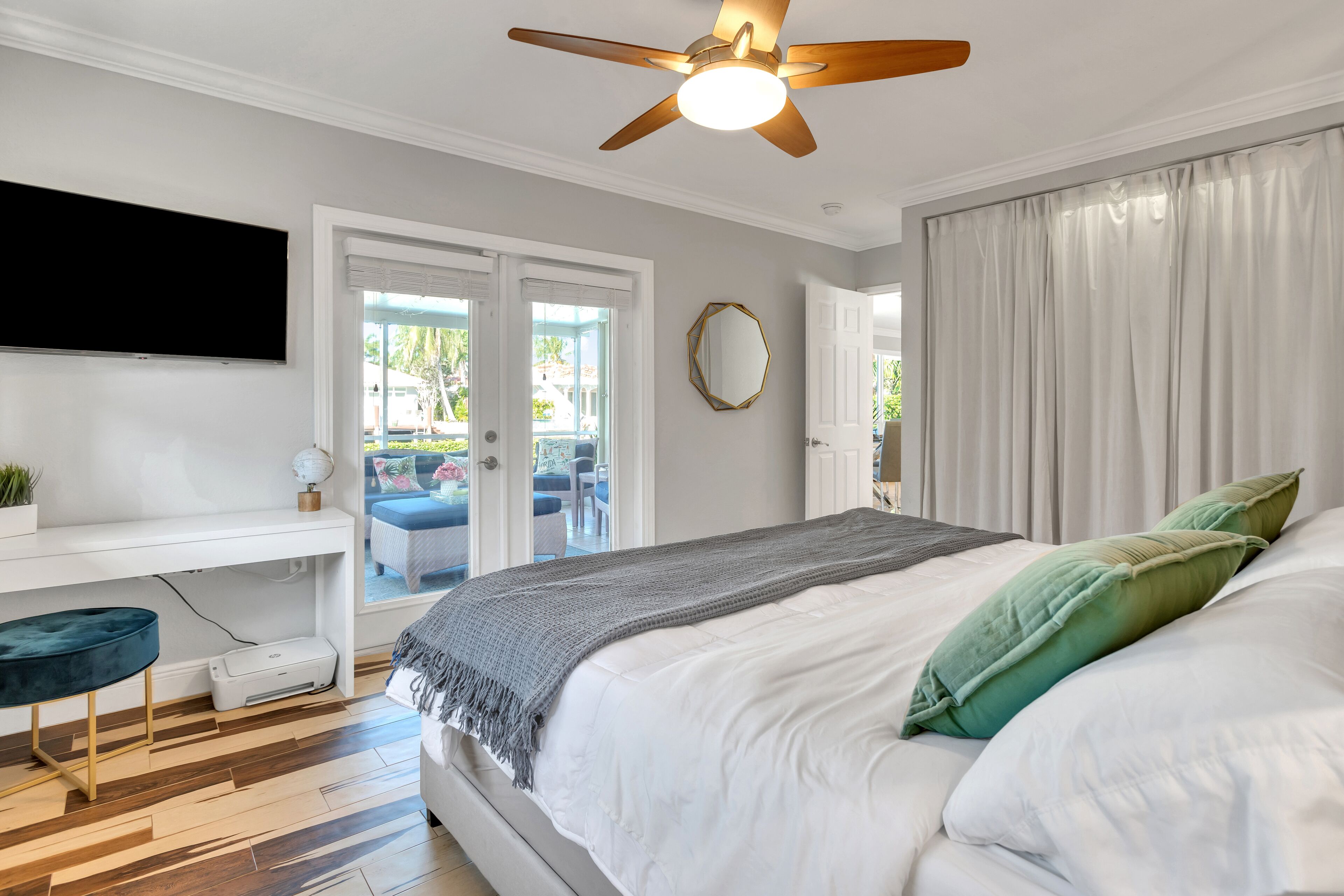 4 habitaciones, caja de seguridad en la habitación y escritorio 