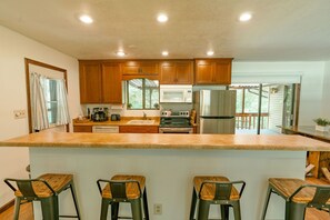 Frigorifero, microonde, forno, piano cottura