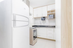 Apartamento básico | Cozinha privada | Geladeira grande, micro-ondas, fogão, cafeteira/chaleira