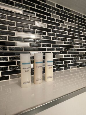 Douche, sèche-cheveux, serviettes fournies, savon