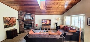 TV, fireplace, table tennis, stereo