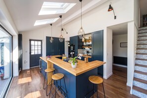 冷蔵庫、電子レンジ、オーブン、コンロ