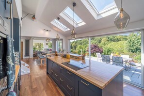 冷蔵庫、電子レンジ、オーブン、コンロ