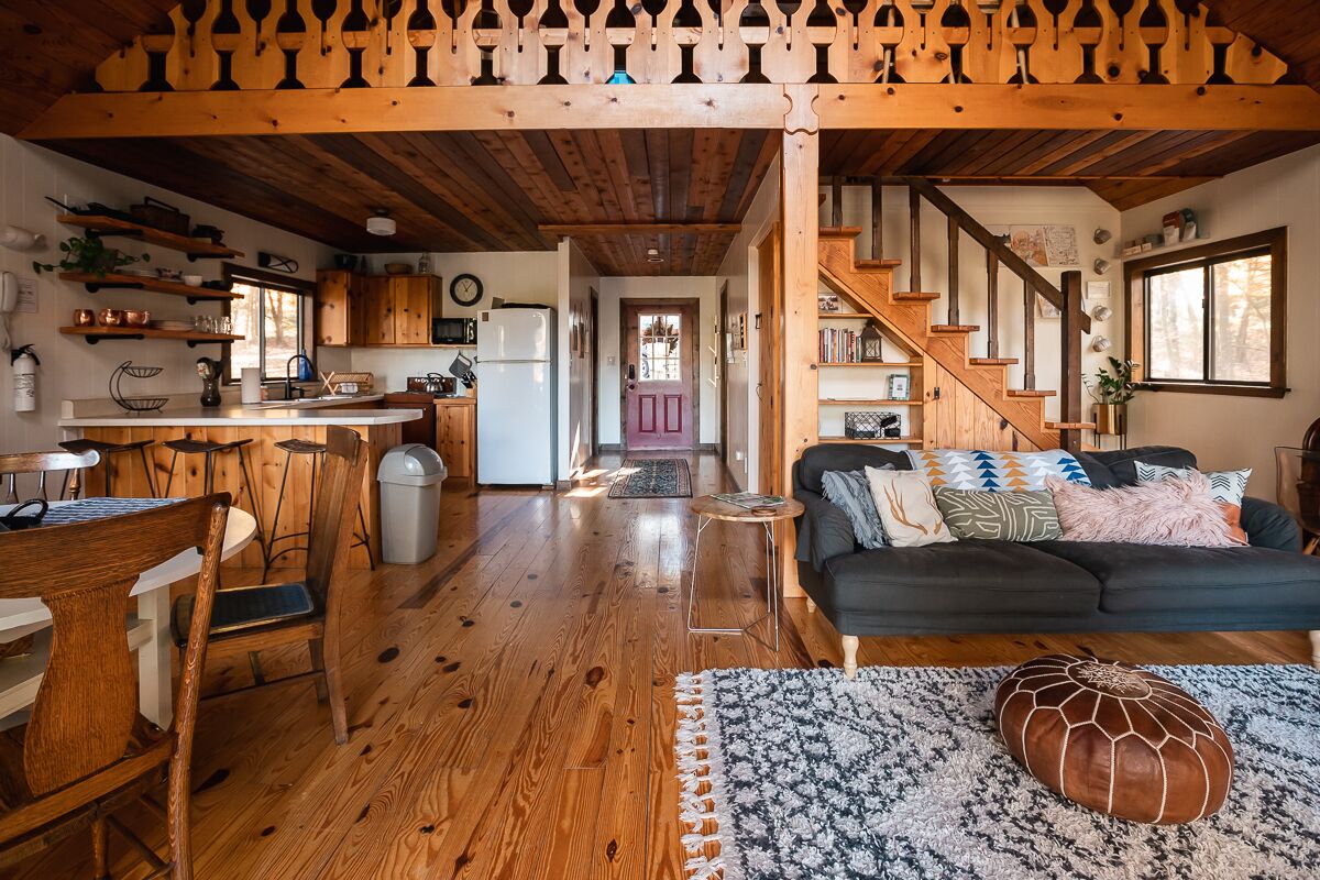 Un intérieur en bois comprenant une cuisine, un coin repas et un salon.