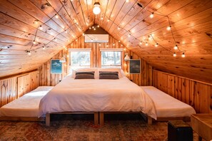 2 bedrooms, desk, iron/ironing board, travel cot - Cozy Mountain Escape (Mount Jackson)