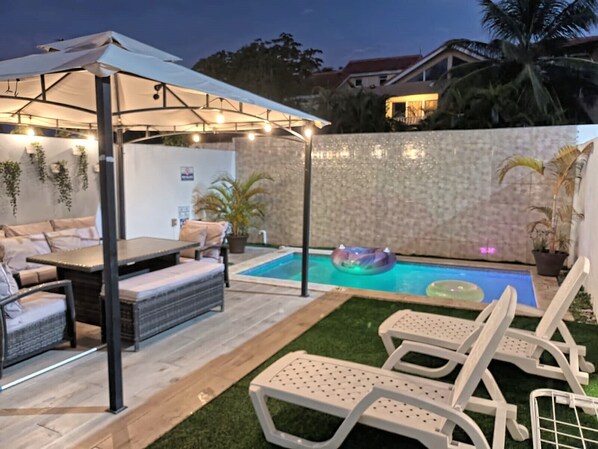 حمّام سباحة خارجي